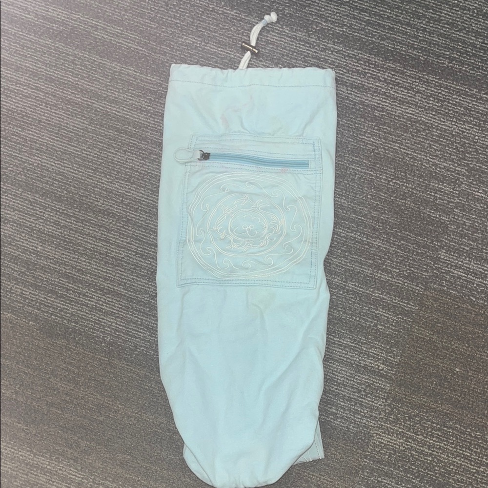 Gaiam Light Ice Blue Yoga Mat Embroidered pocket bag with strap, preowned